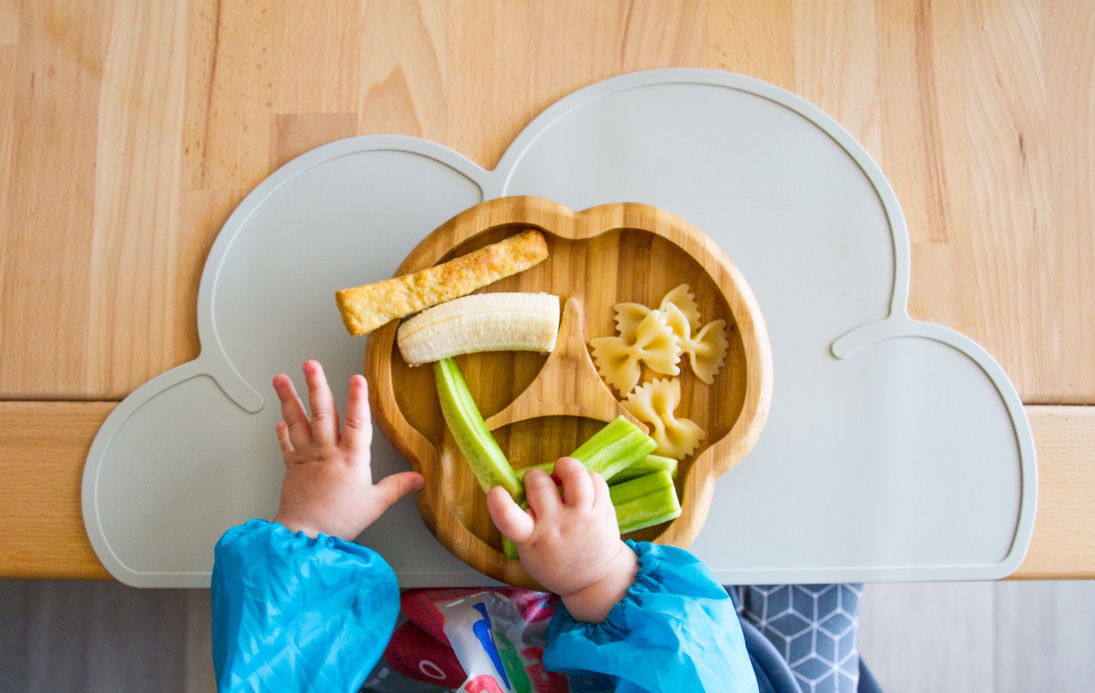 Bei der BLW-Methode geht es vor allem darum, dass das Kind ganz selbststandig isst.