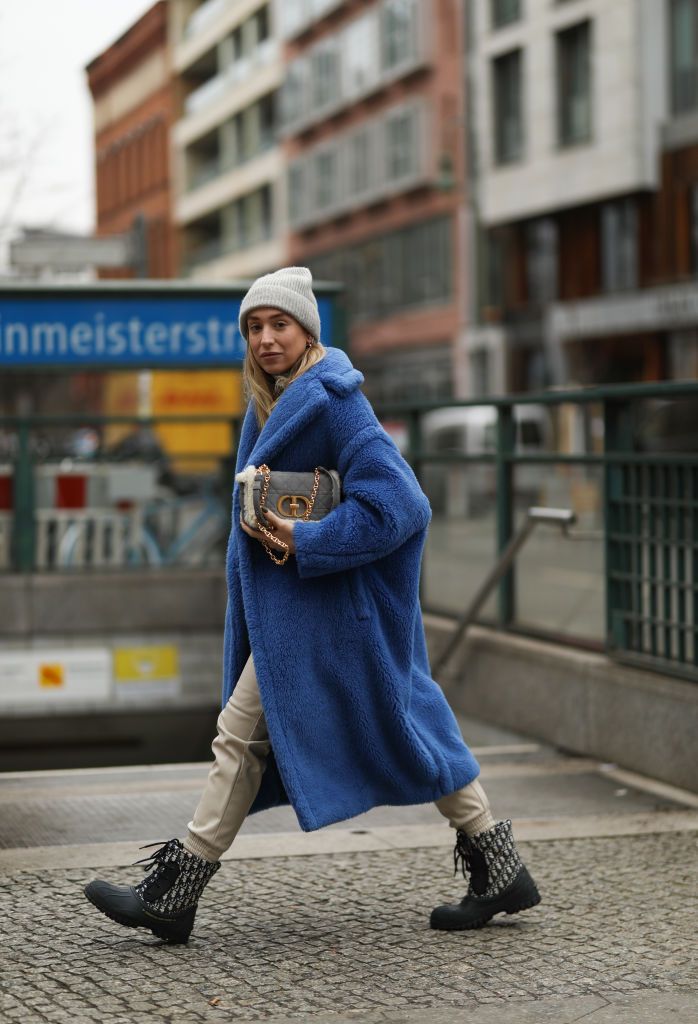 Farbige Mäntel sind im Winter 2021/2022 Trend