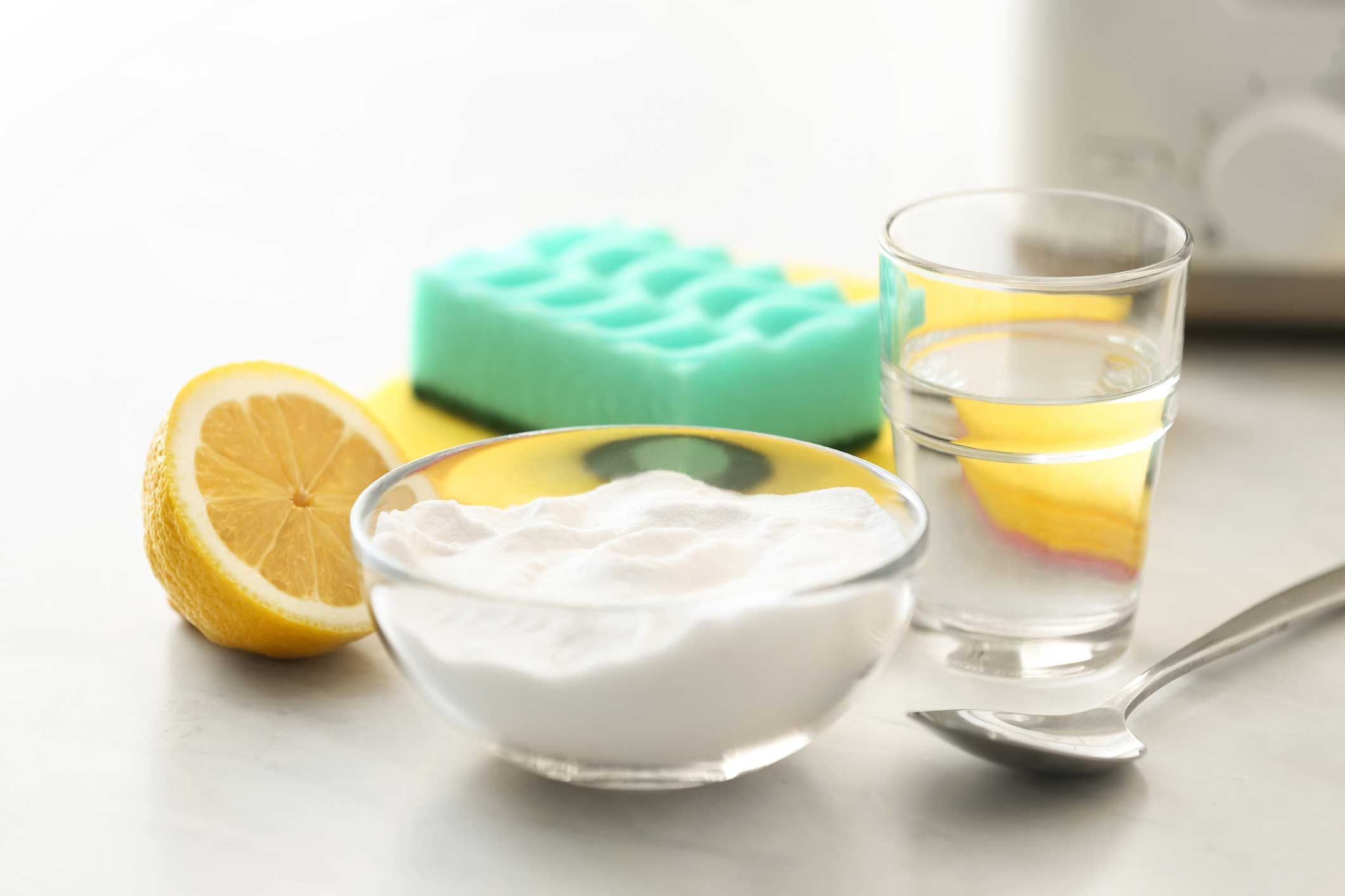 Zitronensäure und Backpulver helfen beim Reinigen von Edelstahl