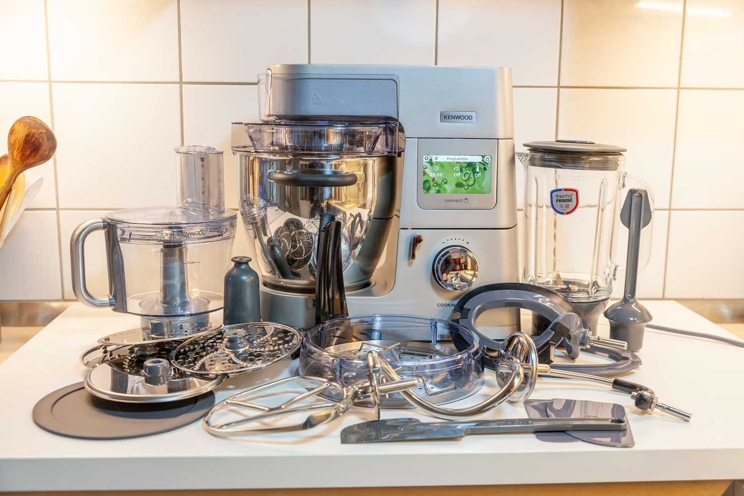 Die Kenwood Cooking Chef XL überzeugt mit viel Zubehör Die Kenwood Cooking Chef XL überzeugt mit viel Zubehör