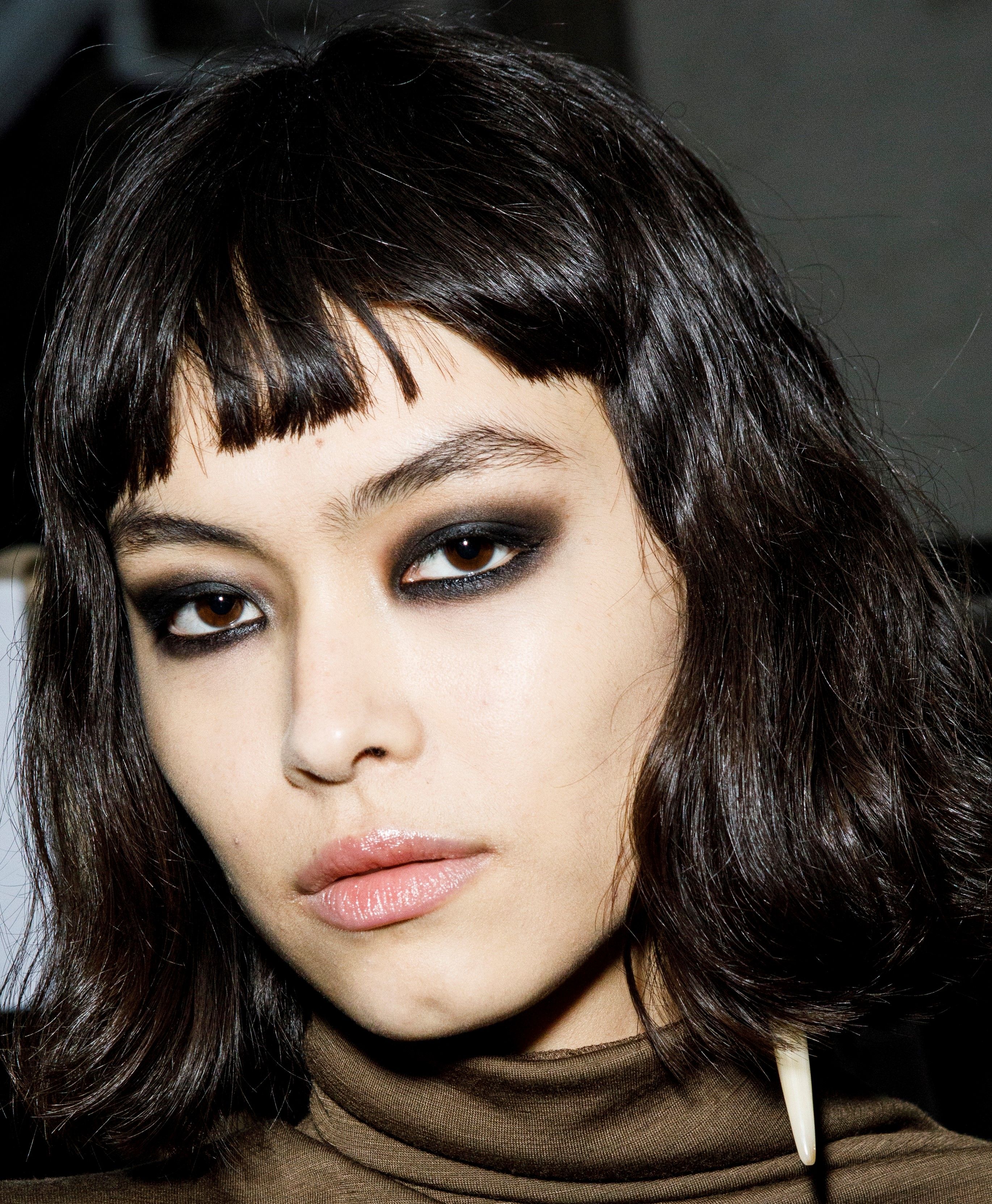 Rauchige Smokey-Eyes sind 2022 im Trend.