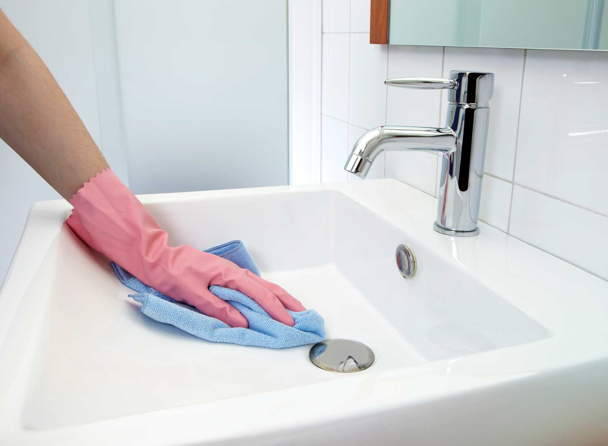 Badezimmer putzen, um Kalkflecken zu vermeiden