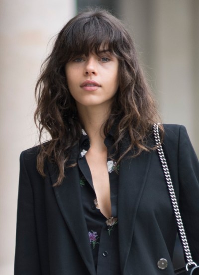 Frisuren 2021: Lässiger Undone-Look mit Pony