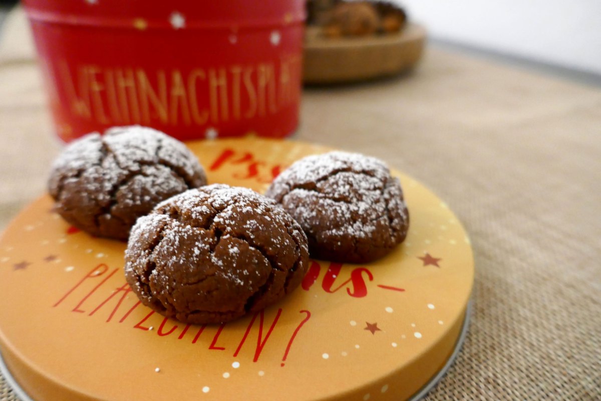 Schokoladen-Kekse mit Kaffeenote und Puderzucker.