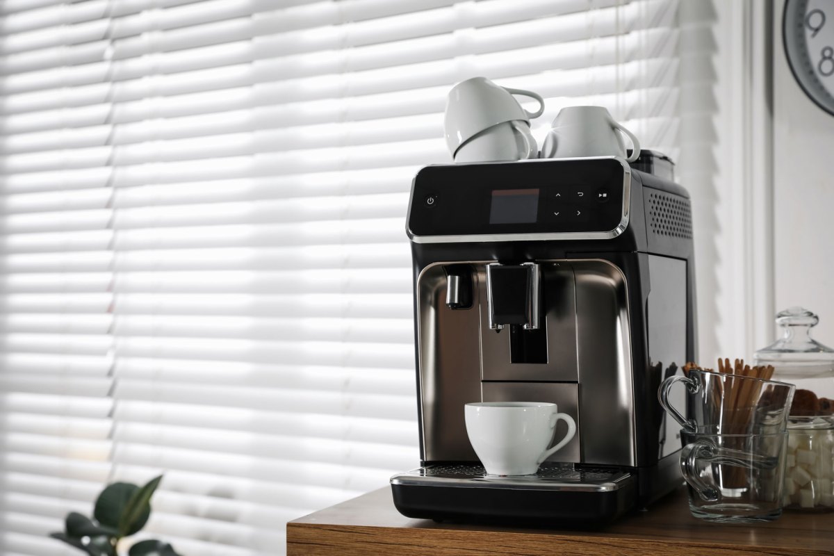 Ein Kaffeevollautomat ersetzt die gute alte Kaffemaschine und zaubert im Nu frischen Kaffee am Morgen.