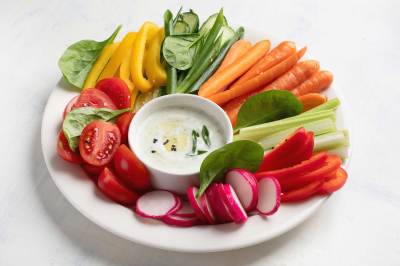 Joghurt-Dip mit Rohkost, Paprika, Karotten, Tomaten, Paprika, Radieschen, Stangensellerie