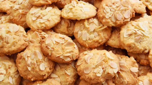 Wintergenuss pur: Marzipan-Plätzchen mit Mandelblättchen und Zimt ...