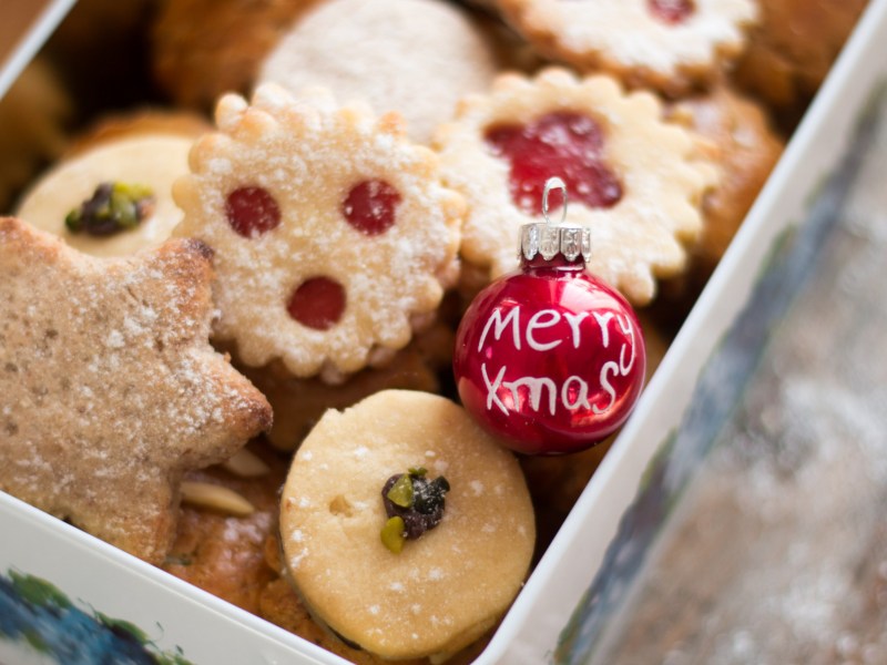 Verschiedene Weihnachtsplätzchen in Blechdose.