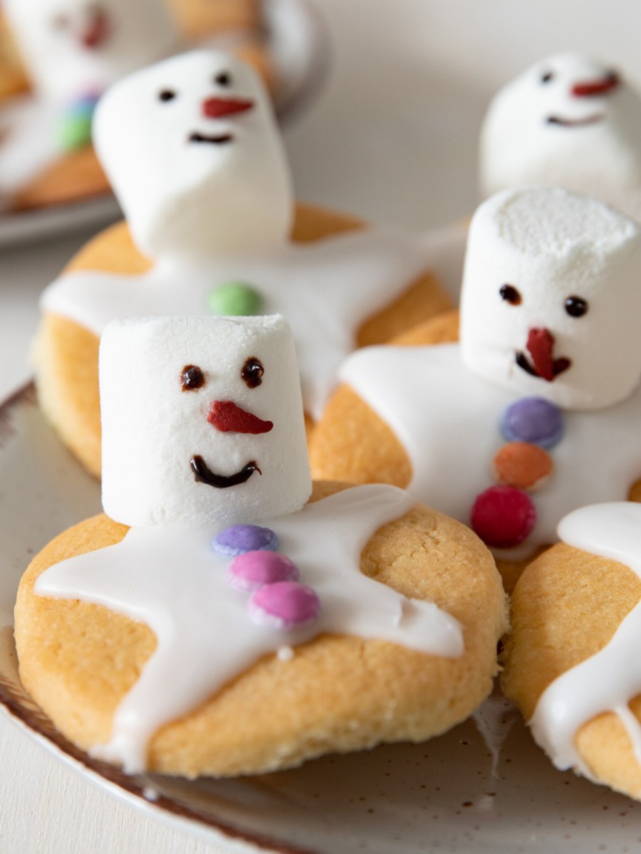 Schneemann-Plätzchen: Einfaches Rezept für die niedlichen Weihnachtskekse