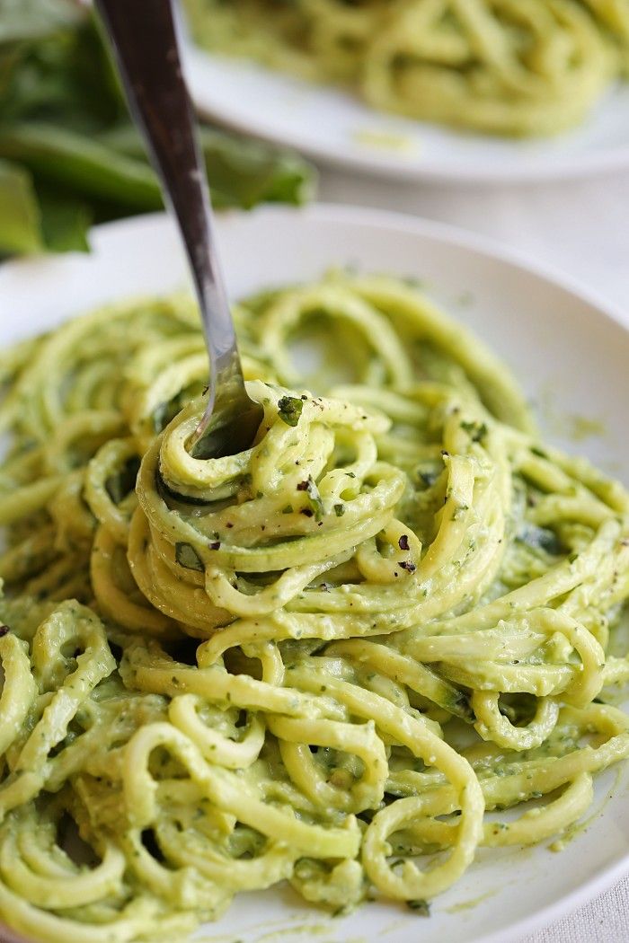 Zoodles mit Avocado-Pesto