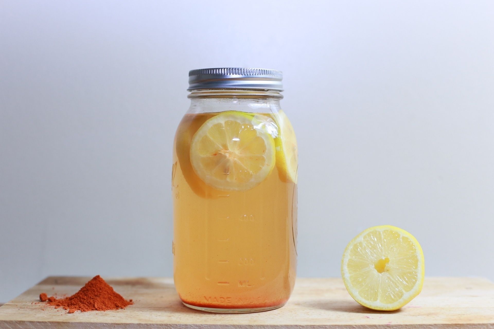 Glas-Jar mit Ingewer-Zitronen-Tee 