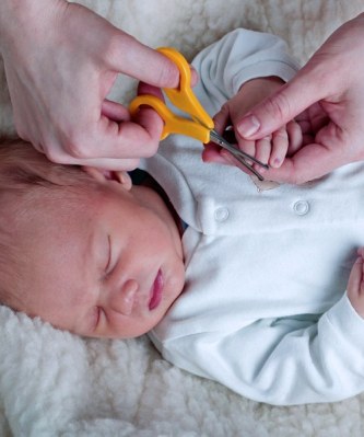 Nach dem Baden und im Schlaf lassen sich Finger- und Fußnägel bei Babys am besten schneiden.