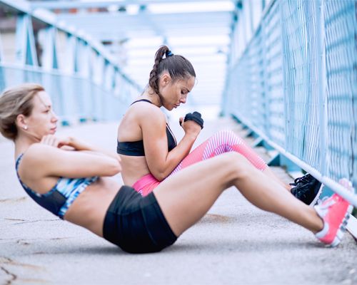 Einhaken und aufrichten: Sit-ups. Einhaken und aufrichten: Sit-ups.