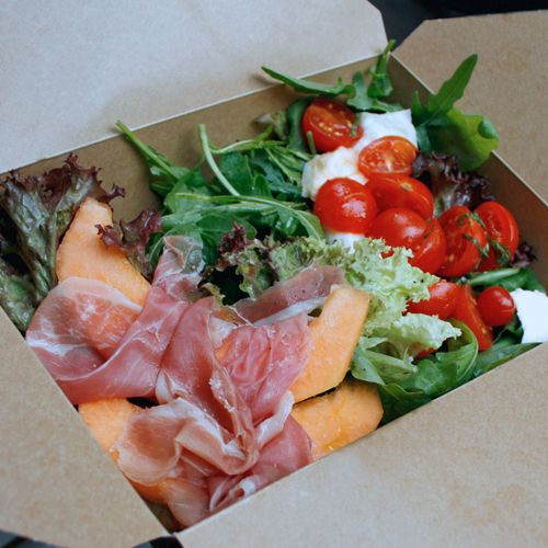 Salate to-go sind eine gesunde Fast-Food-Alternative.