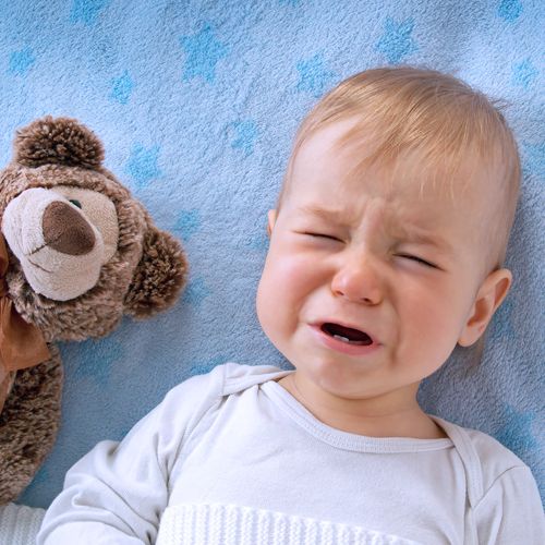 Babys erste Zähne können ziemlich schmerzen. Babys erste Zähne können ziemlich schmerzen.