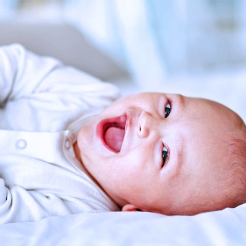 Zwischen dem fünften und siebten Lebensmonat lernen Babys gezielt zu Lachen.