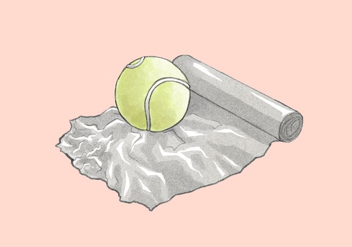 Tennisball mit Alufolie in Trockner Tennisball mit Alufolie in Trockner