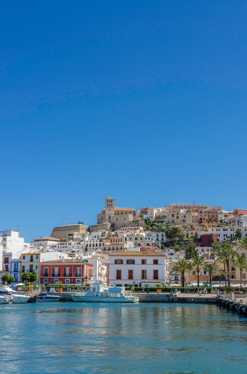 Ibiza Hafen lädt zum Bummeln ein