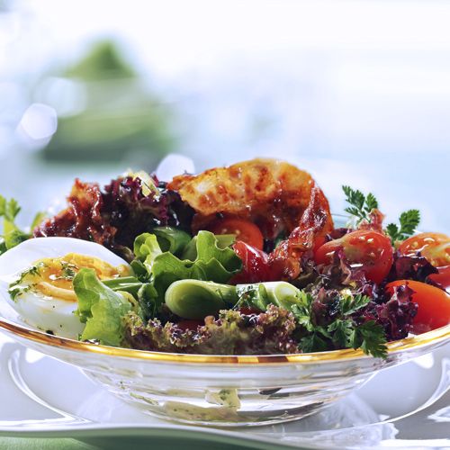 Ohne Kohlenhydrate: Rezept für Bunte Salate mit Kirschtomaten, Ei und Bacon