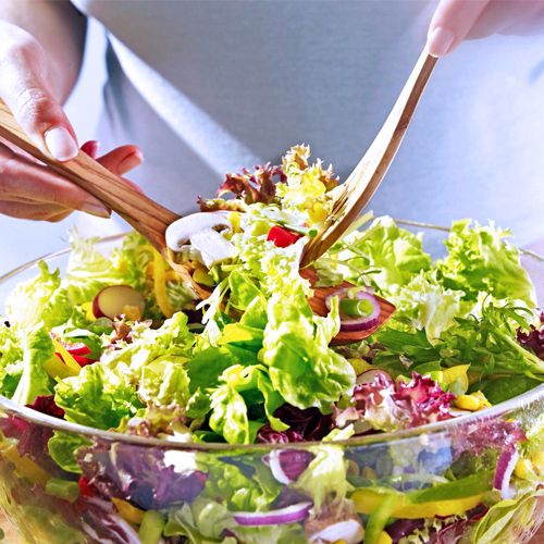 Ohne Kohlenhydrate: Rezept für Frühlingssalat mit Vinaigrette