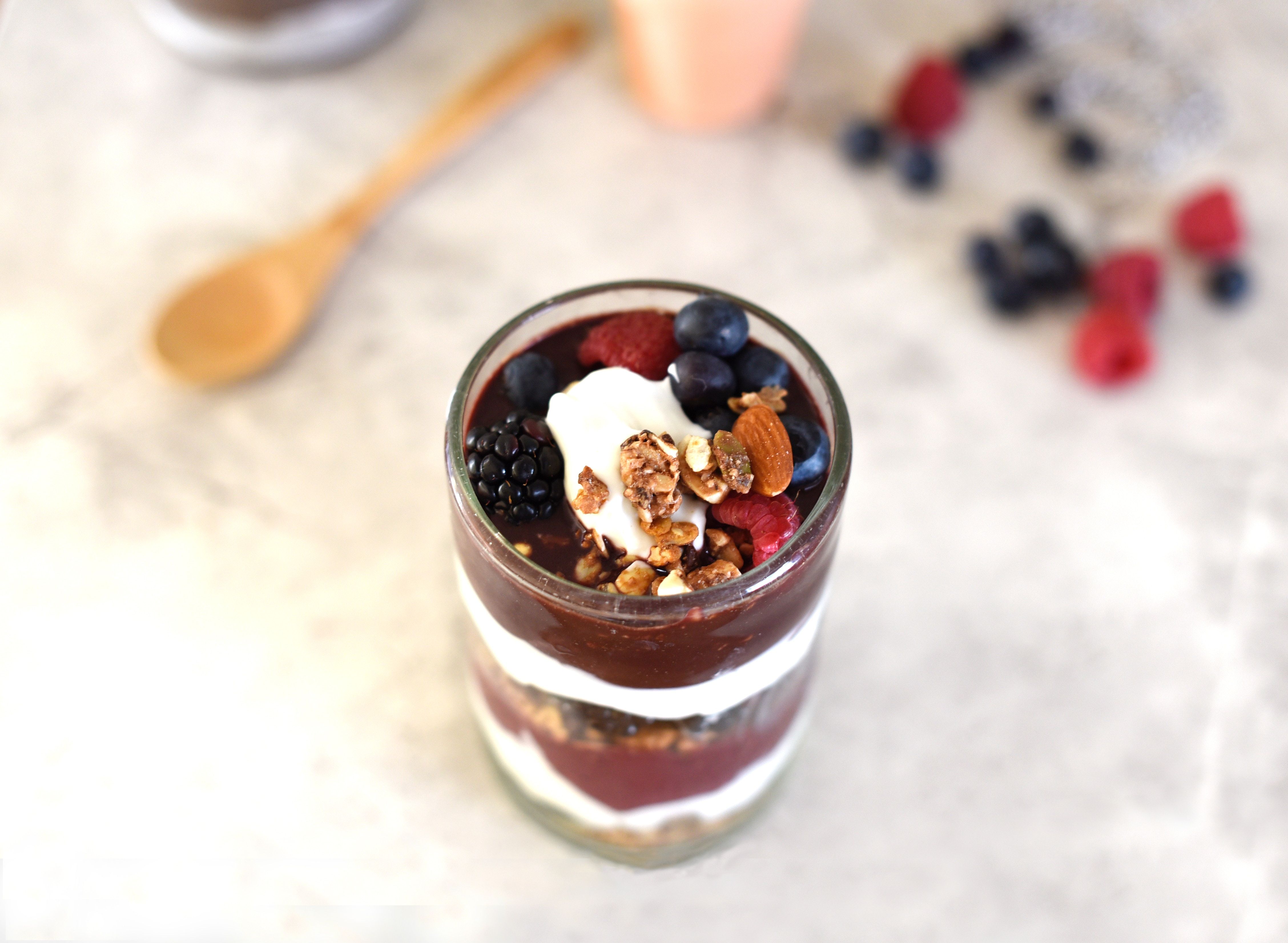 Low Carb Dessert: Griechischer Joghurt mit Nüssen und Beeren