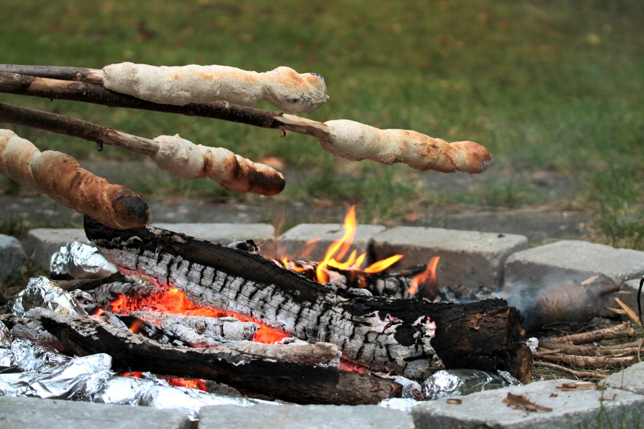 Stockbrot selber machen: Besser über der Glut backen Stockbrot selber machen: Besser über der Glut backen