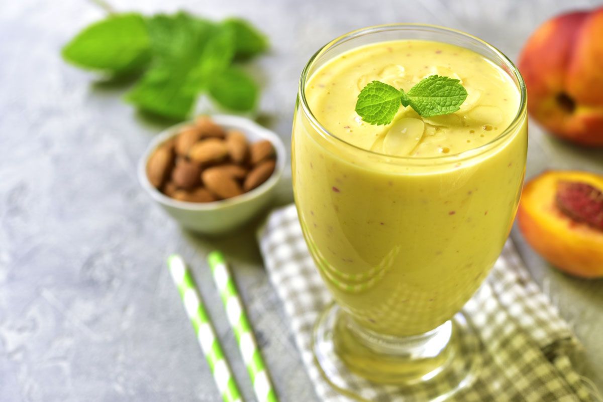 Pfirsich-Smoothie mit Mandelmilch