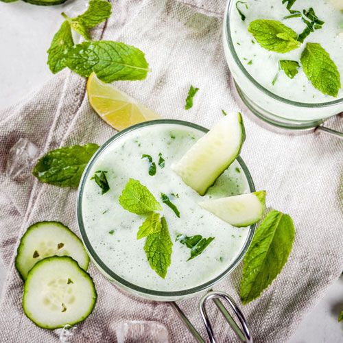 Gurkenkaltschale mit Minze und Sesam Gurkenkaltschale mit Minze und Sesam