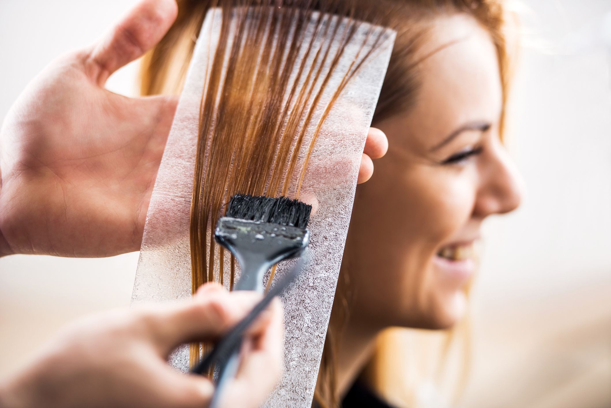 Haare blond färben: Von braun zu blond durch Strähnchen