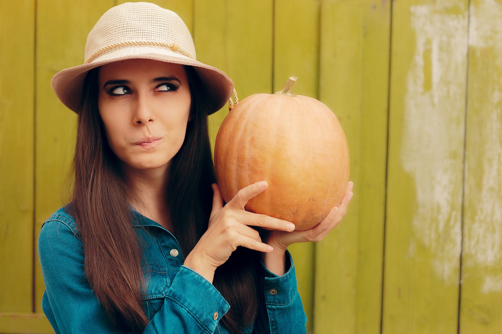 Einen Halloween-Kürbis aushöhlen