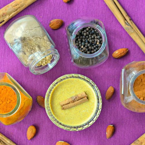 Goldene Milch: Kurkuma, Pfeffer, Zimt, Ingwer und Mandelmilch Goldene Milch: Kurkuma, Pfeffer, Zimt, Ingwer und Mandelmilch