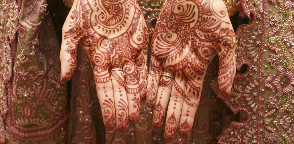Henna-Verzierungen an den Händen einer Braut