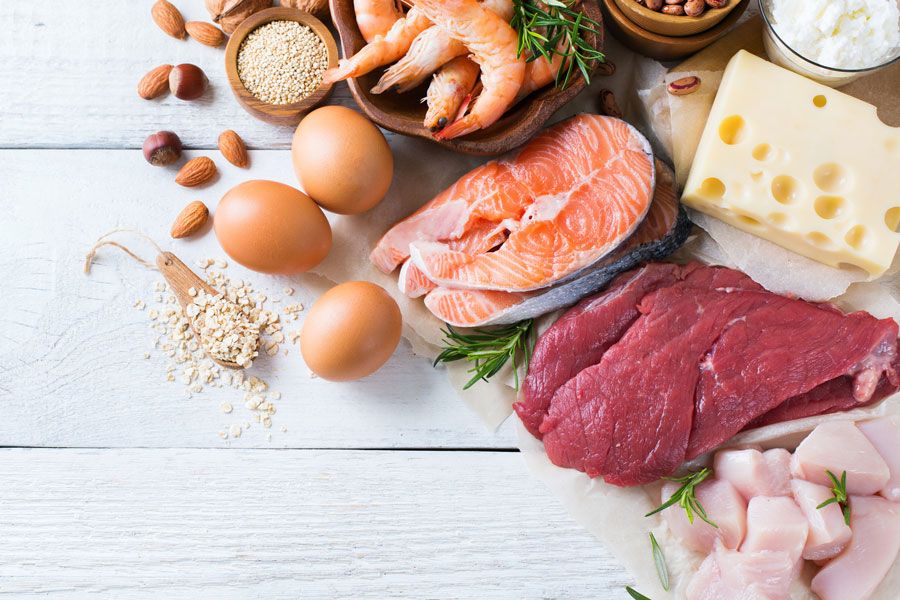 Vitamin B12 Mangel vorbeugen: Fleisch, Fisch und Milchprodukte essen. Alternative für Veganer*innen sind Sanddorn oder Nahrungsergänzungsmittel.