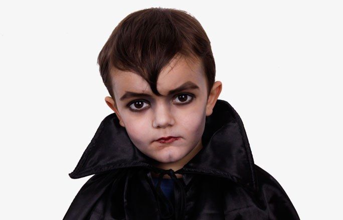Porträt eines Jungen, der als Vampir geschminkt wurde.