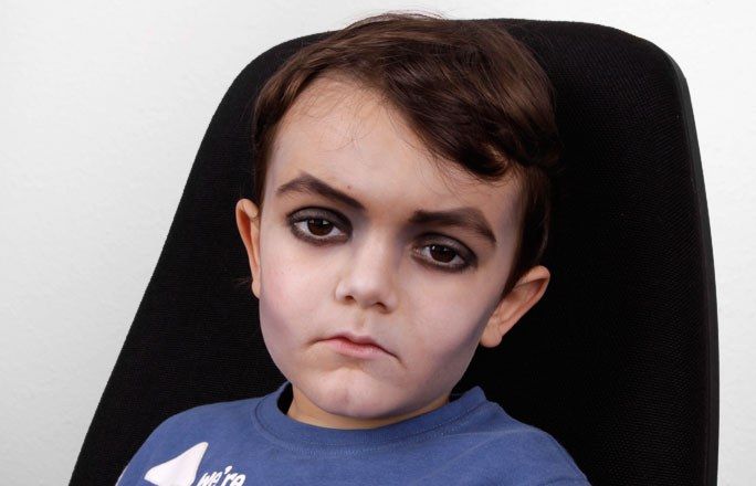 Porträt eines Jungen, der zu einem Vampir geschminkt wurde.