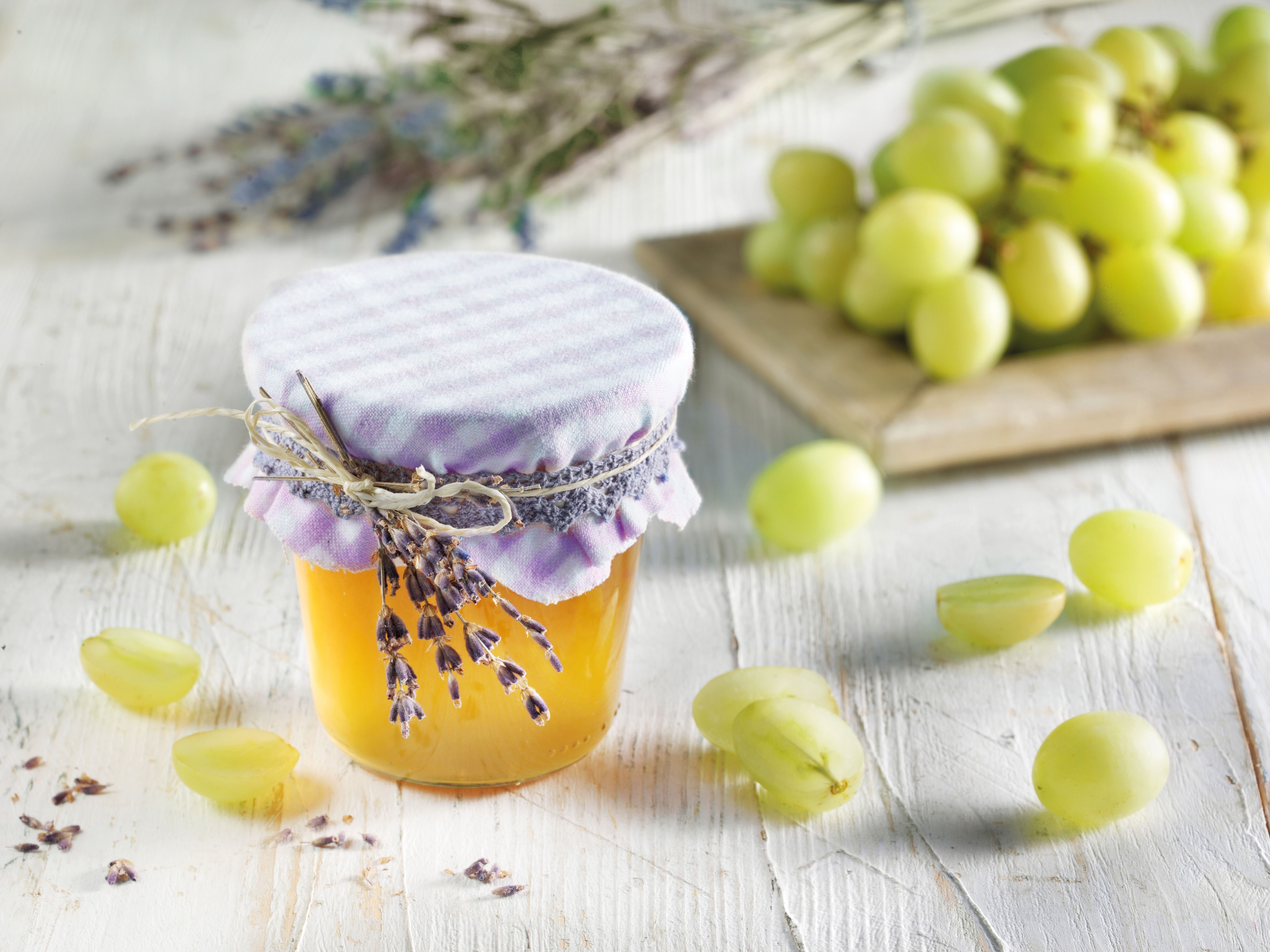 Osterbrunch Rezept: Weißwein-Trauben-Gelee mit Lavendel Osterbrunch Rezept: Weißwein-Trauben-Gelee mit Lavendel