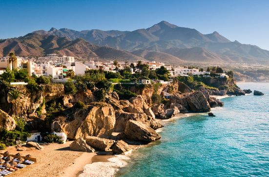 Der Strand in Nerja, Andalusien