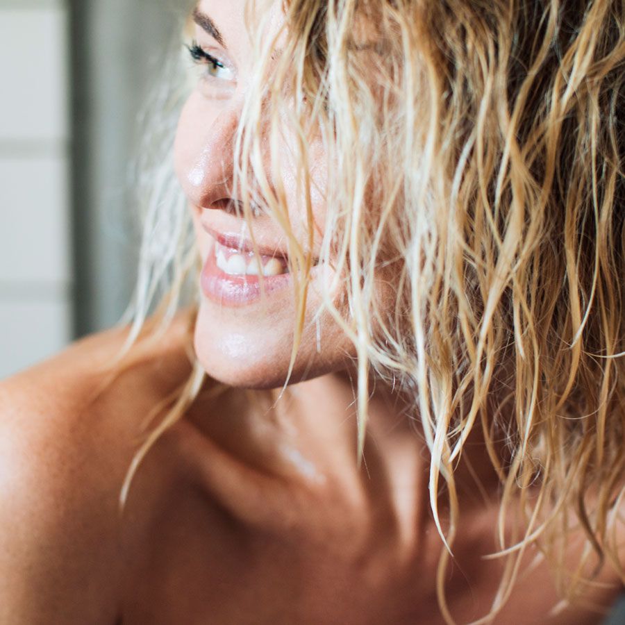 Fehler beim Haarewaschen: Das Shampoo nicht richtig ausspülen