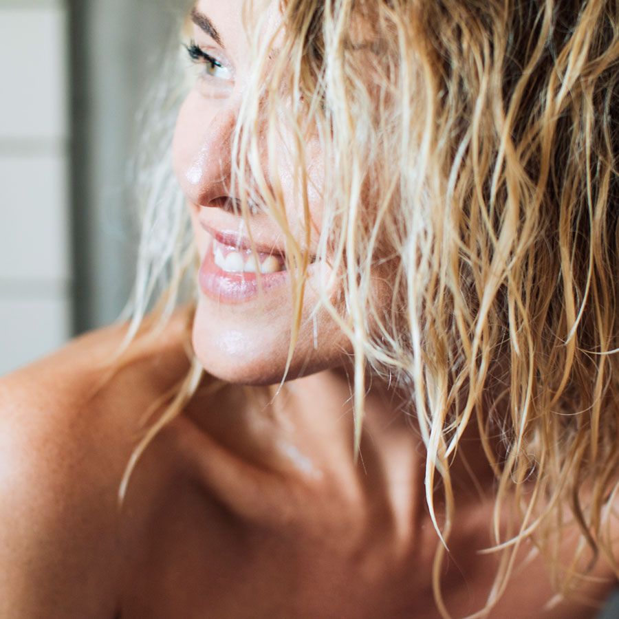 Fehler beim Haarewaschen: Das Shampoo nicht richtig ausspülen Fehler beim Haarewaschen: Das Shampoo nicht richtig ausspülen