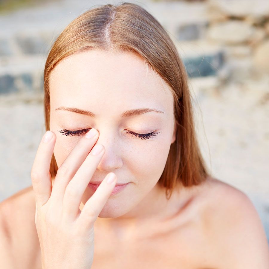 Eine Sonnenallergie kann rote Flecken im Gesicht begünstigen
