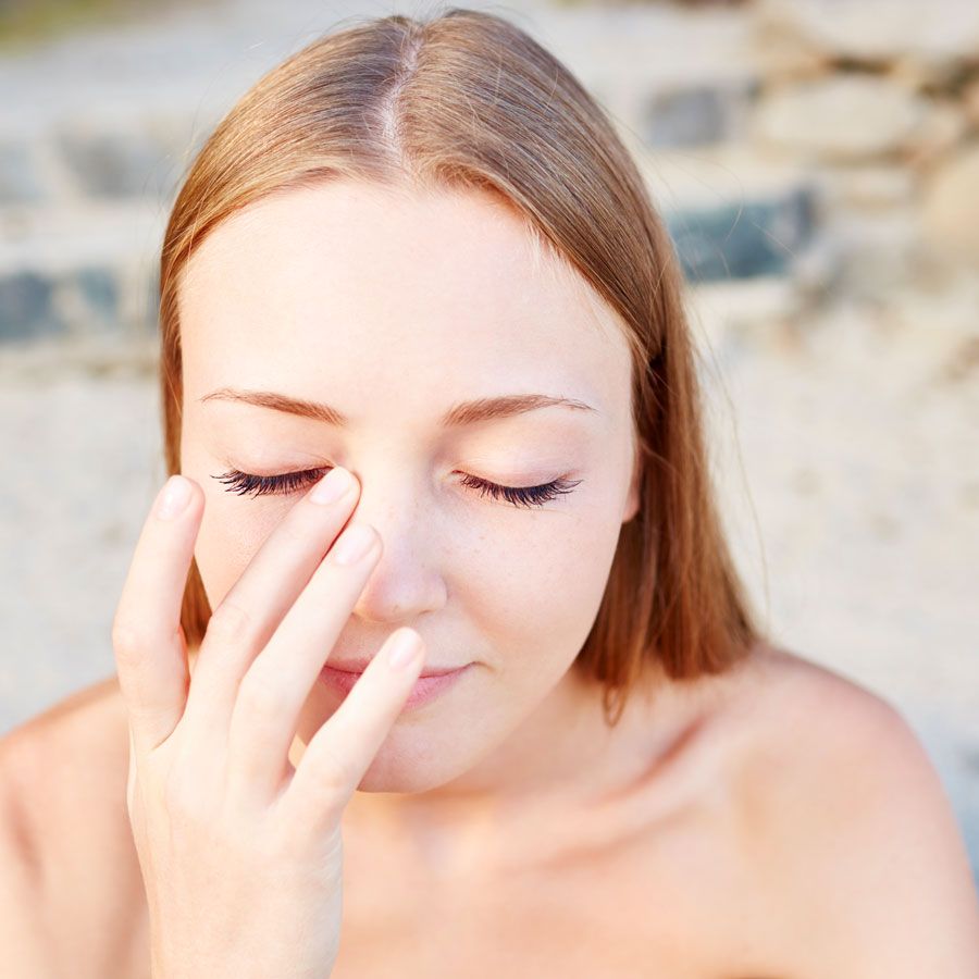 Eine Sonnenallergie kann rote Flecken im Gesicht begünstigen Eine Sonnenallergie kann rote Flecken im Gesicht begünstigen
