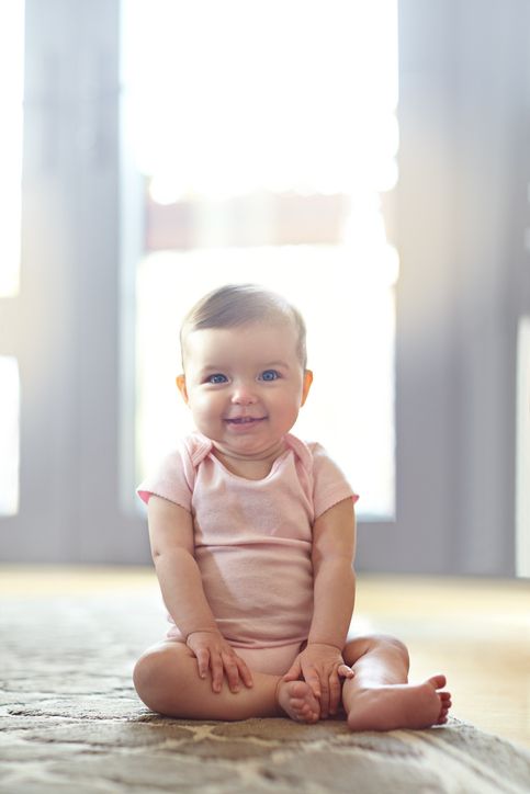 Zwischen dem 7. und 9. Monat lernen Babys eigenständig zu sitzen. Zwischen dem 7. und 9. Monat lernen Babys eigenständig zu sitzen.