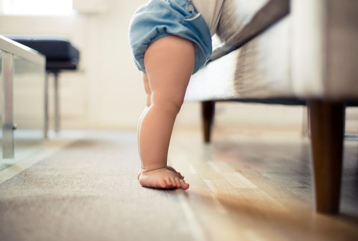 Viele Kinder lassen das Krabbeln auch aus und gehen direkt zum Laufen über.