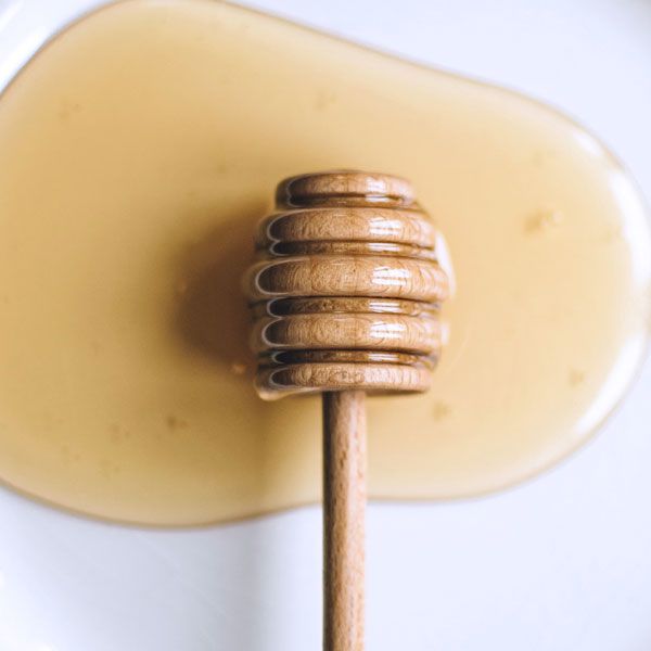 Hausmittel gegen Halsschmerzen: Honig wirkt schmerzlindernd