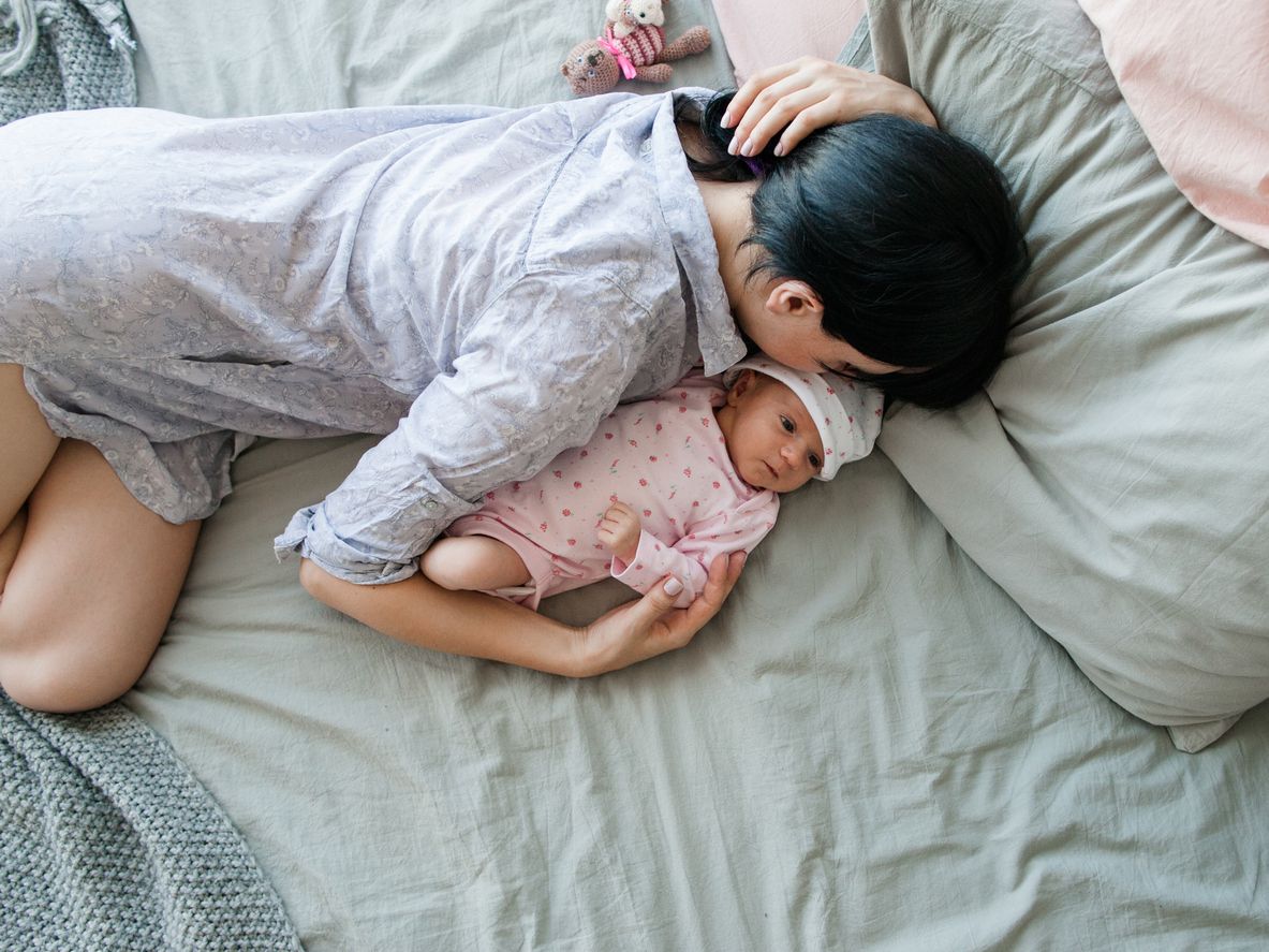Mamas sind chronisch müde - halte sie nie vom Schlafen ab! Mamas sind chronisch müde - halte sie nie vom Schlafen ab!