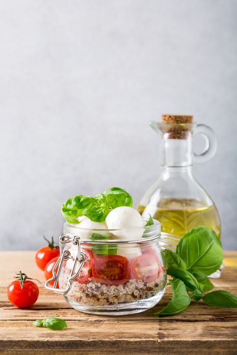 Rezept für mediterranen Quinoasalat mit Tomaten, Mozzarella und Basilikum