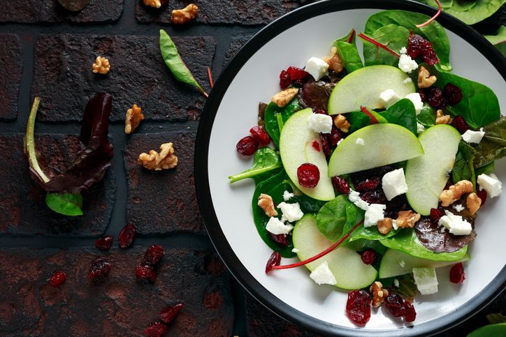 Spinatsalat mit Äpfeln und Cheddar