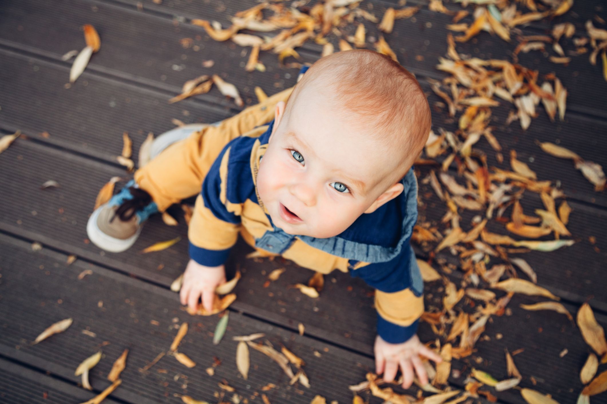 Das kann dein Baby mit 11 Monaten: Krabbeln, Sitzen und Stehen