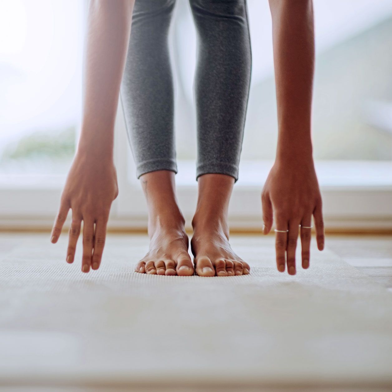 Stretching-Übung, die Hände zum Boden