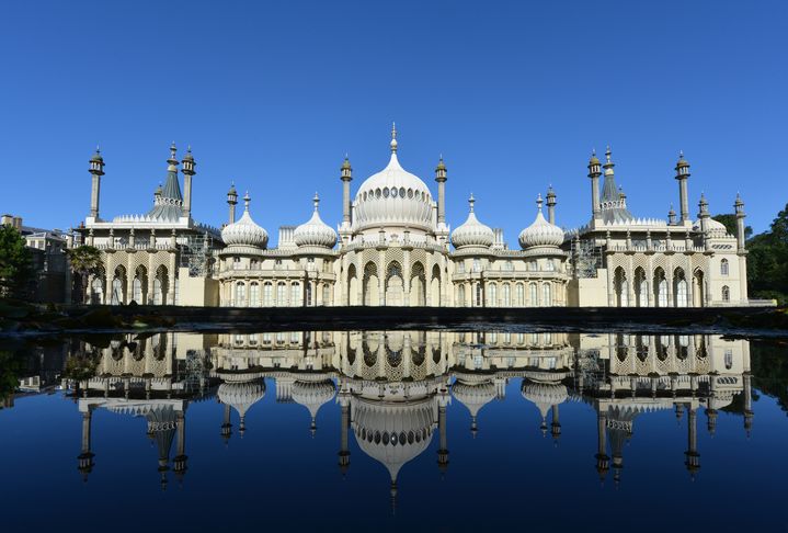 1822 erhielt der Royal Pavilion seine indischen Dachspitzen von dem Architekten John Nash. 